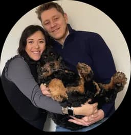 Robert et Marine, avec leur mascotte, Jules, l'inspiration du nom de l'entreprise qui offre des services de création de sites web à Sutton.